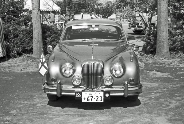 62-1a (114-24) 1962-69 Daimler 2.5 LiterV8 250 Saloon.jpg